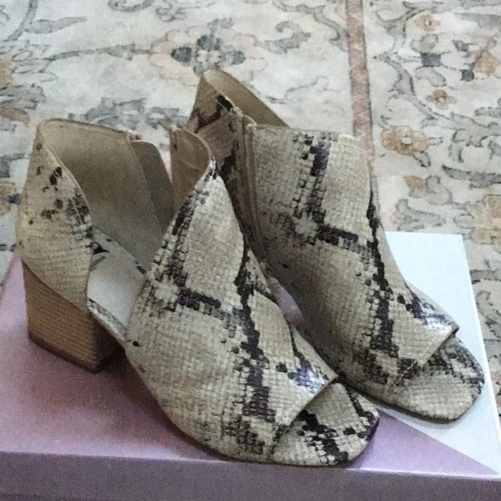 Snake skin print cutout bootie